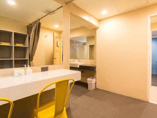 Lazy Sunday Hostel Room Type - Capsule Female - Upper Bed