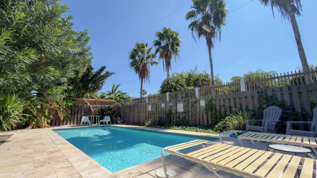 Unique 2 in 1 - Bayviews - Pool