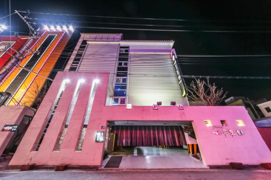 Yeungnam University Autumn Tale