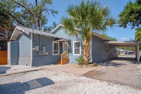 Unwind in Style 4BR 2BA Quick Access to Downtown