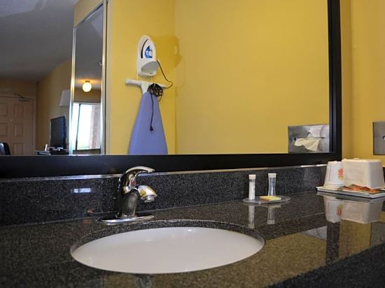 Super 8 by Wyndham Universal City Room Type - King Room - Smoking 