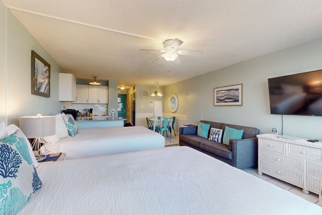 Beachfront studio with pool, 7th-floor views & fast WiFi