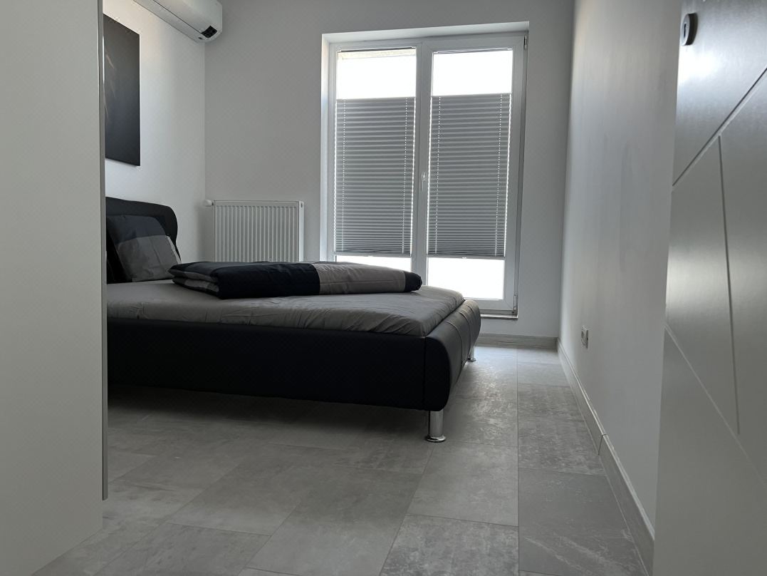 Stunning 2-Room Penthouse with Lakeview W11