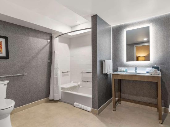 Clarion Inn Nashua Room Type - Queen Room with Two Queen Beds - Accessible/Non-Smoking Clarion Inn Nashua Room Type - Queen Room with Two Queen Beds - Accessible/Non-Smoking
