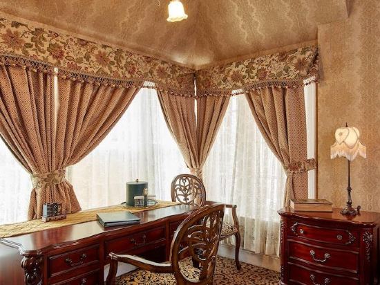 Queen Anne Hotel Room Type - Executive Suite Queen Anne Hotel Room Type - Executive Suite
