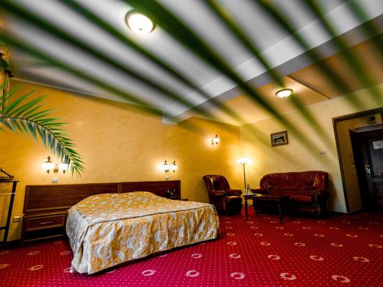 Hotel Golden House Room Type - Deluxe Double Room with Balcony