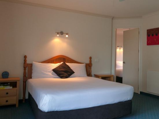Stadium Motel Room Type - Family Room with Bath