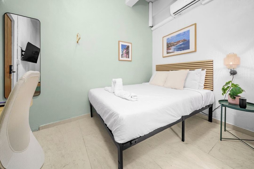 Room 9 Sleek & Serene Stay in San Juan