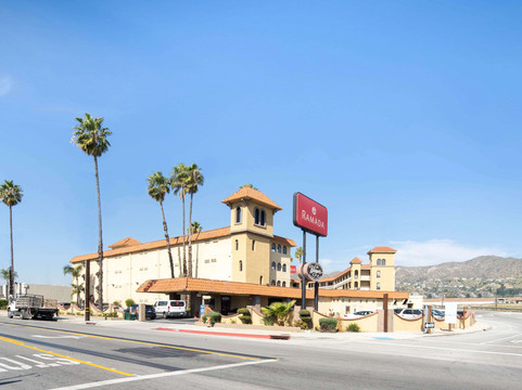 温德姆华美达伯班克机场酒店