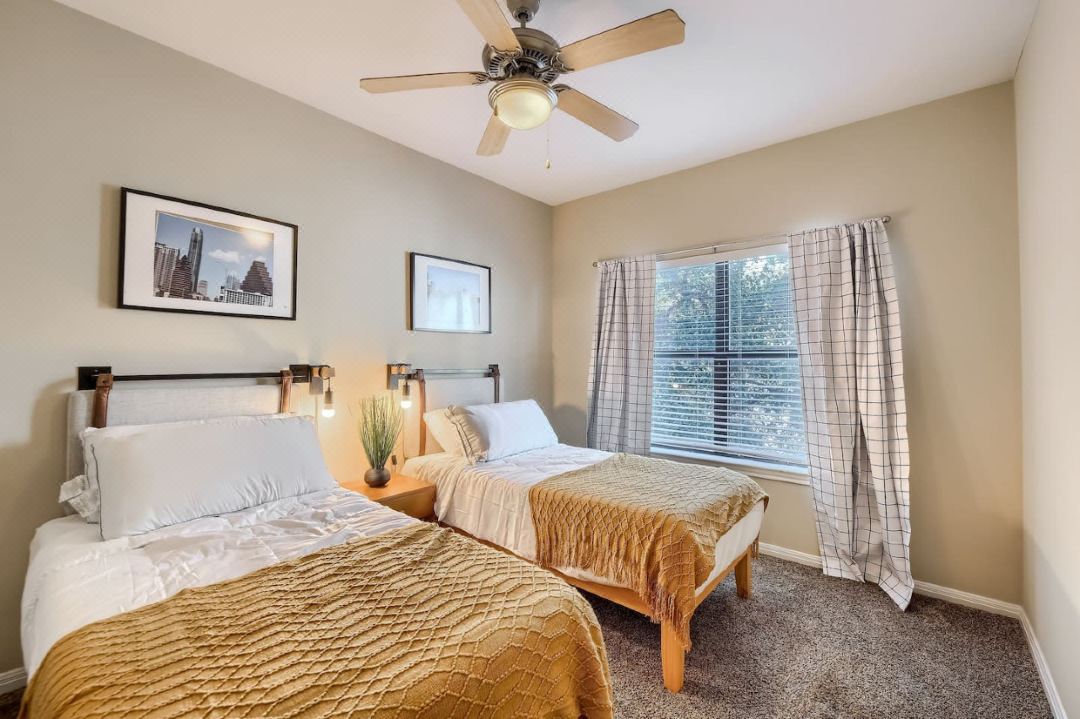 Modern Convenience - Walk to Campus, WiFi, Spacious