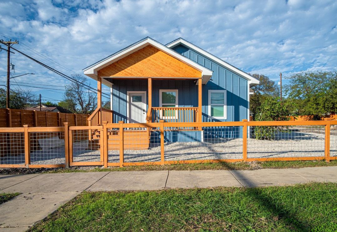 Downtown Dream Home Spacious 4Br2BA Sleeps 12