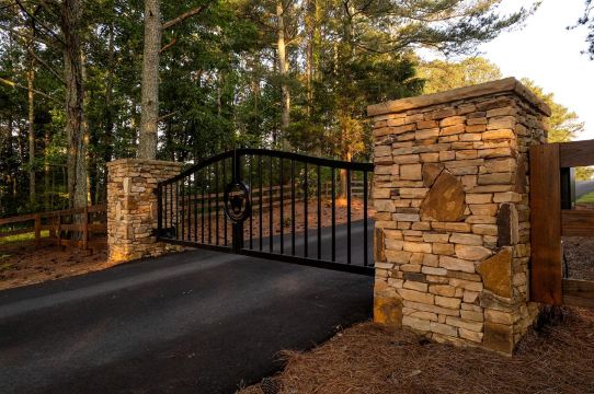 Luxury Tiny House with Hot Tub for Intimate Escapes in Nature in Guntersville, Alabama