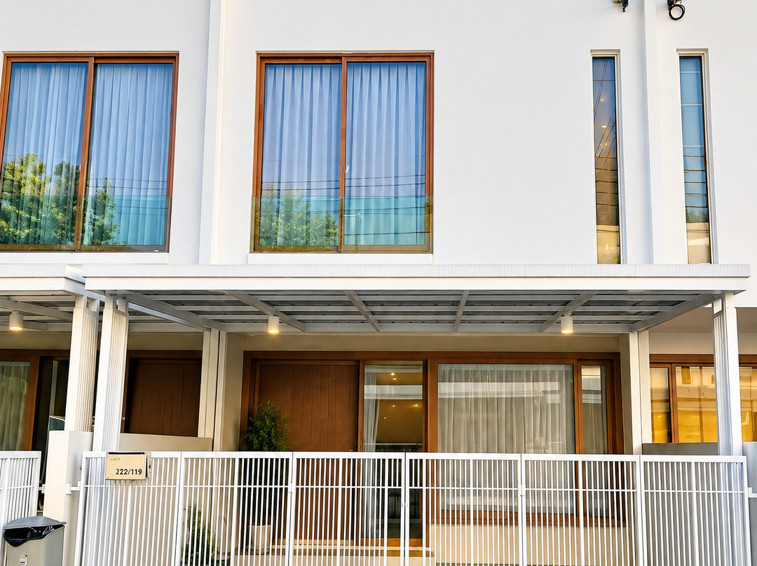 Spacious 3-Bedroom House with Shared Pool near Mega Bangna