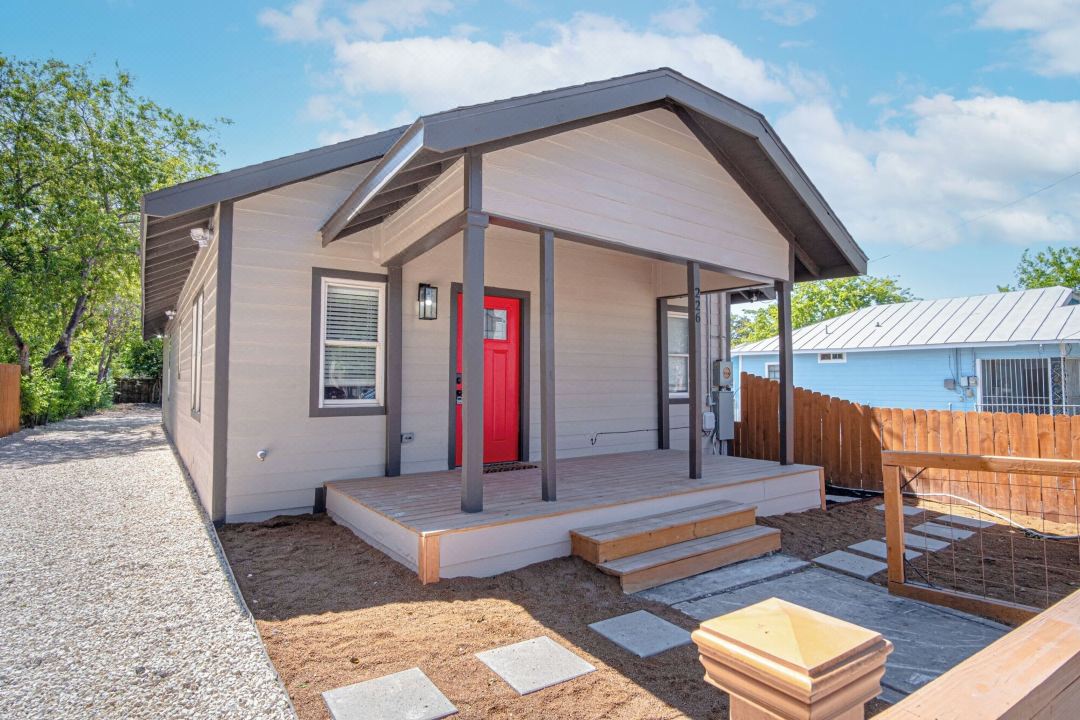 Delightfully Renovated 4 Br2 BA Near DT Riverwalk