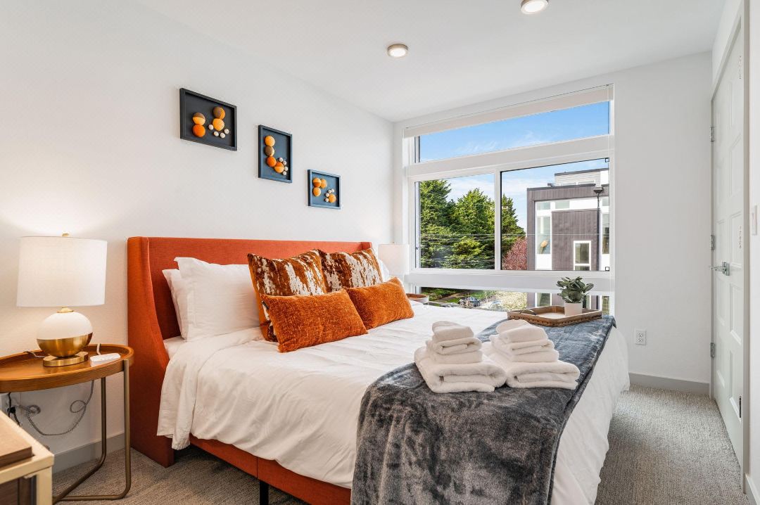 Rooftop with Stunning City and Mt Rainier Views - Stylish Modern Haven