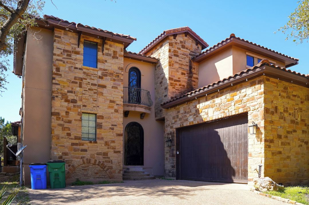 配備電動汽車充電器的時尚奧斯汀湖度假屋