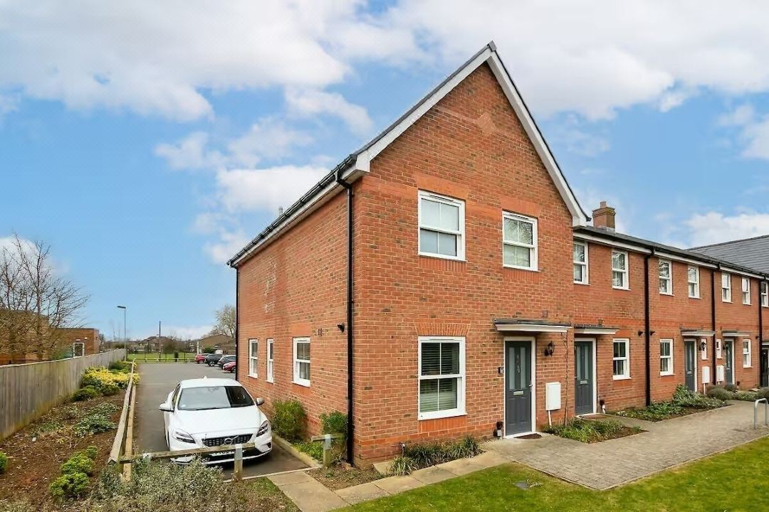 Cosy 3 Bedroom Home Next to Bicester Village!