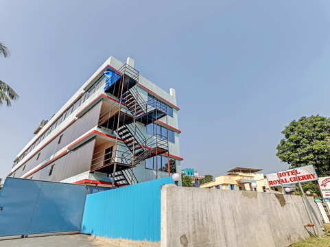 OYO 75878 Hotel Royal Cherry