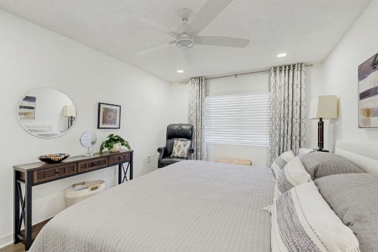 55歲以上公寓，帶陽台和山景，共享洗衣機和烘乾機