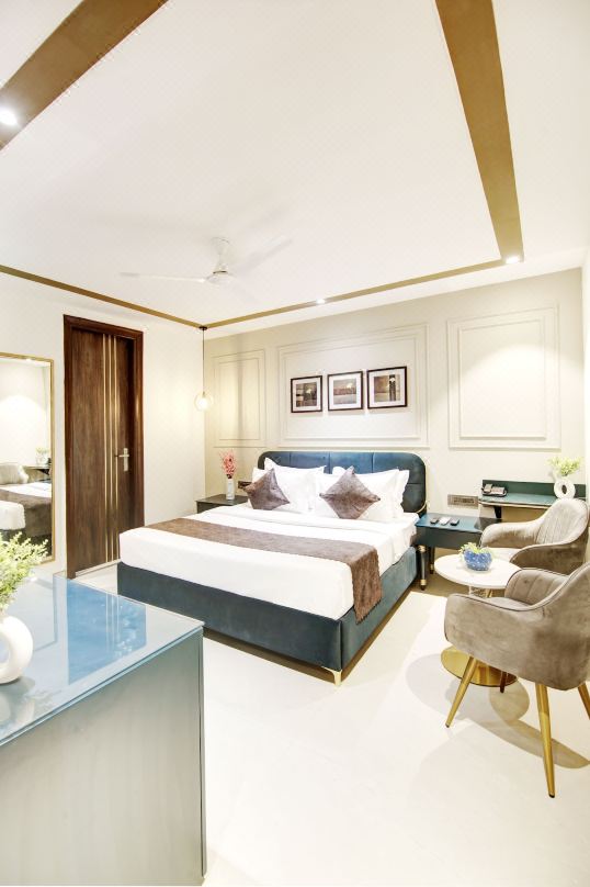 Saltstayz Premier - Galleria Market Road & Sector 27