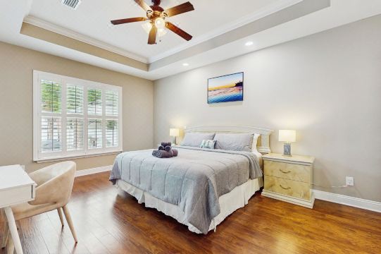 寬敞的五卧室住宅，帶庭院和洗衣機/烘乾機，靠近海灘