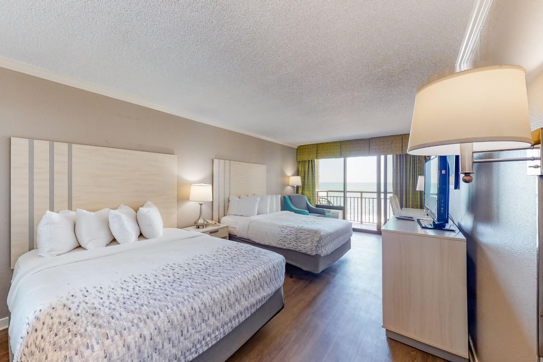 7th-floor ocean-view studio with gym, pool, hot tub, AC - snowbird-friendly