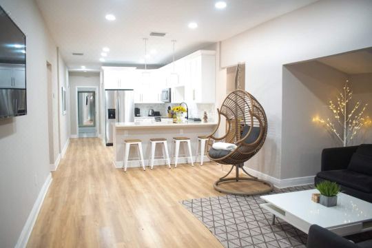 Stylish Oasis with Full Kitchen and Smart TV - Charming Getaway