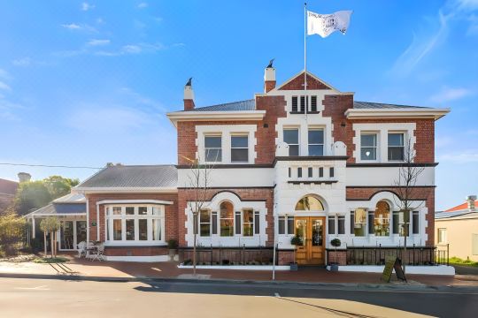 Cygnet Old Bank B & B Cafe & Gift Store