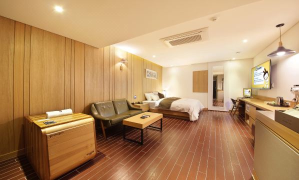 羣山CAR自助入住汽車旅館