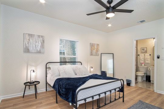 Unwind in Style 4BR 2BA Quick Access to Downtown