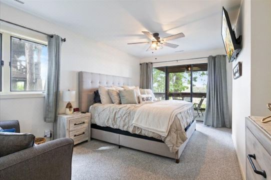 優秀的家庭住宿，帶船塢、兩個泳池、熱水浴缸、球場和街機遊戲