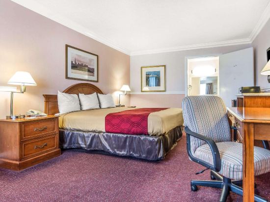 Econo Lodge Castro Valley I-580 Room Type - Accessible King Room with Roll-in-Shower - Non Smoking