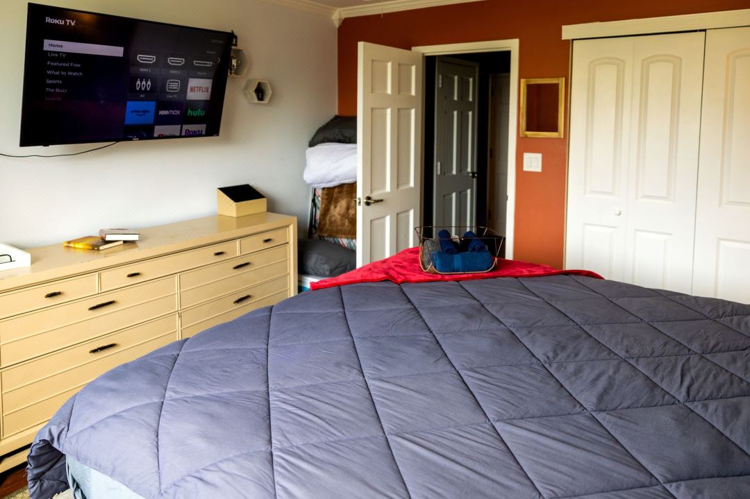 Perfect Dtwn 2 Bed Condo w Cali King Bed and Gym