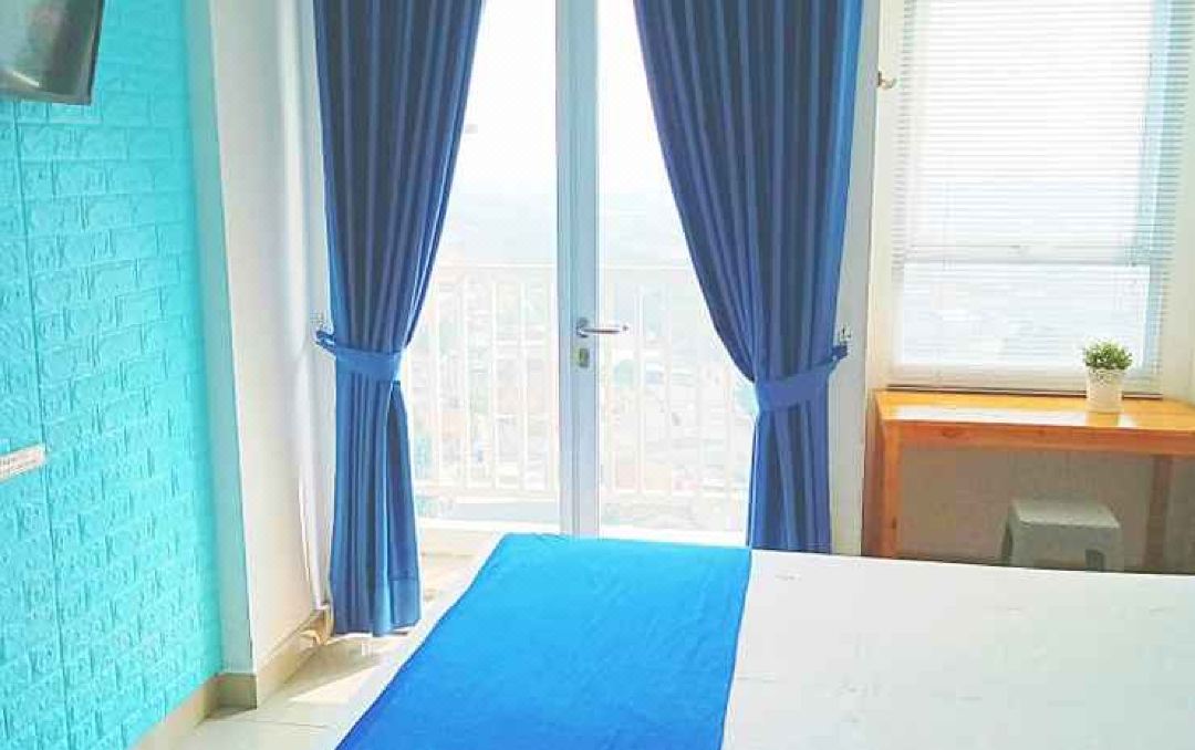 Comfy Smart TV Room at Apartemen Poris 88