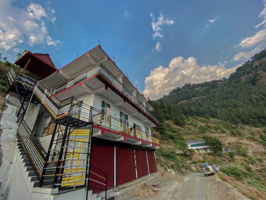 Scenic Village Stay Near Kufri with Bonfire & Veg Meals-Alpine Crest Homestay Kufri