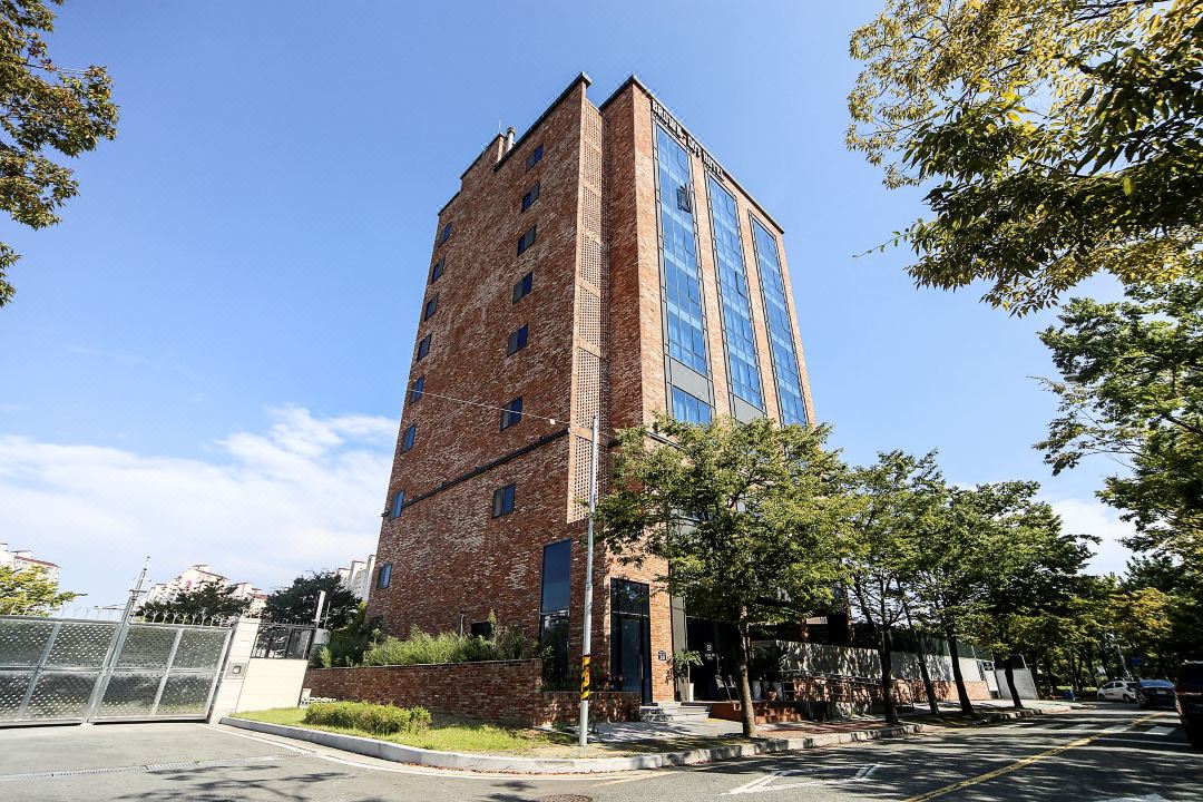 Brown-Dot Hotel Shinho