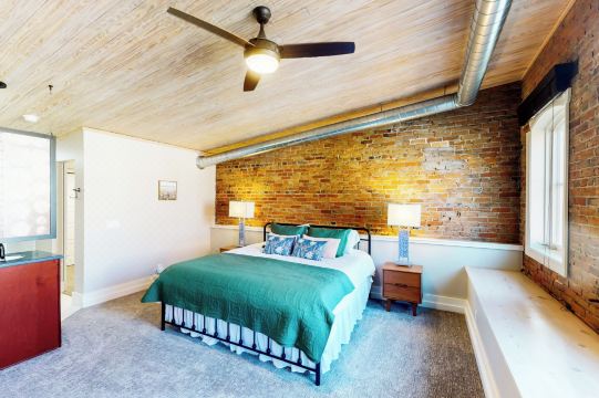 兩卧室市中心翻新公寓：帶流媒體、露台、洗衣機及烘乾機