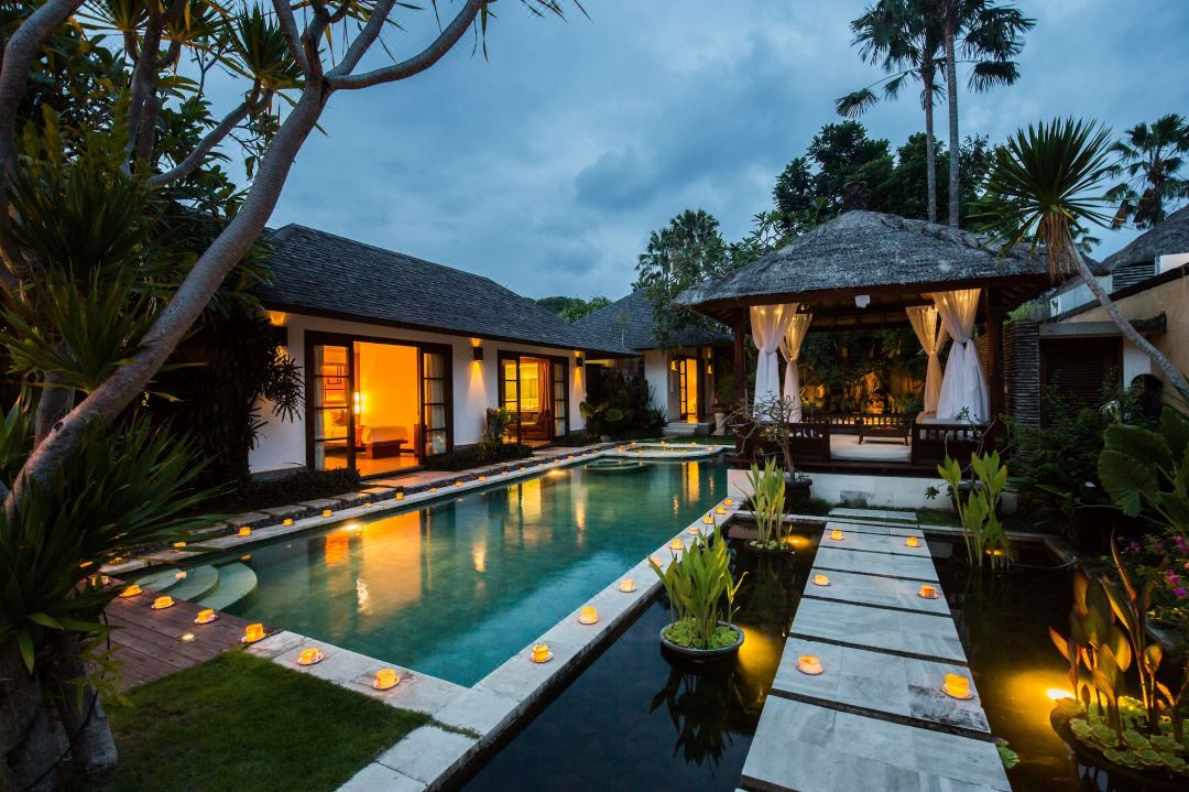 Villa Seriska Satu Sanur,a Luxury 4-Bedroom Villa, 5 mins walk to ICON Mall, Beach & 24hrs Security