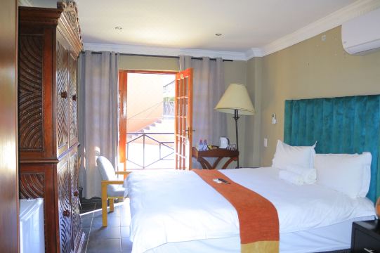 Novel Enterprises 民宿