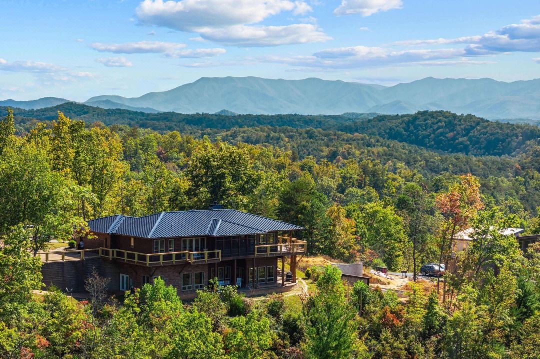 5B/4B Luxe Cabin w/ Hot Tub, Firepit & Game Room