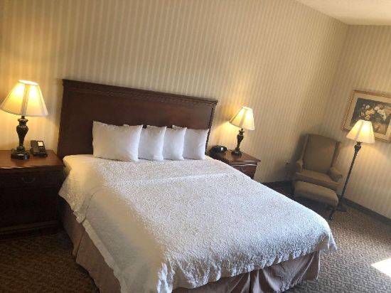 Hampton Inn & Suites by Hilton Fairfield Room Type - 1 KING BED NONSMOKING
