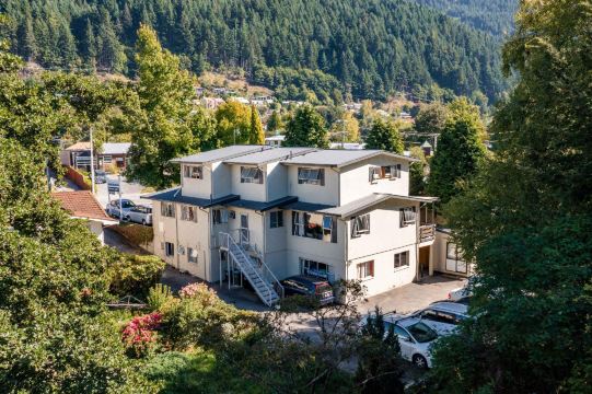 火焰奇異鳥青年旅館