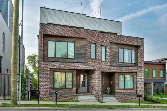 市中心附近帶屋頂甲板和桌上冰球的燒烤區