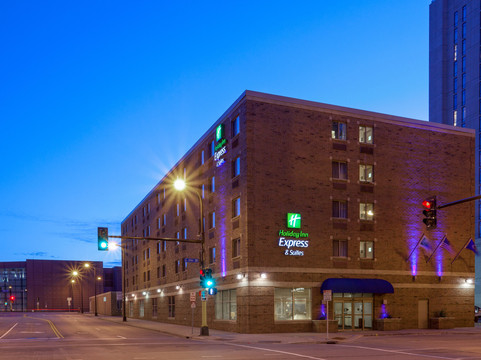 Holiday Inn Express & Suites Minneapolis-Dwtn Conv Ctr by IHG