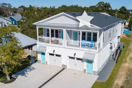 Charming Duplex with Spacious Living and Cozy Deck - Beautiful Island Escape