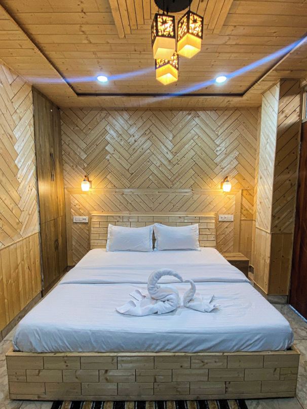 Scenic Village Stay Near Kufri with Bonfire & Veg Meals-Alpine Crest Homestay Kufri