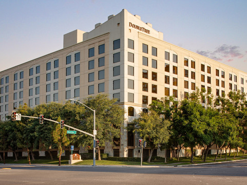 Hotel Zessa Orange County Airport, A Doubletree By Hilton主图