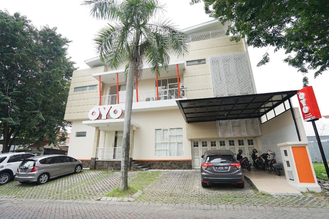 RedDoorz Near Unesa Citraland Surabaya