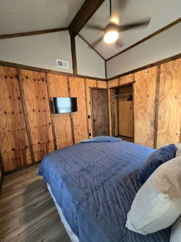 Cozy Waterfront Cabin with Boat Ramp on Lake Fork, Perfect for Fishing Enthusiasts near Quitman, Mis