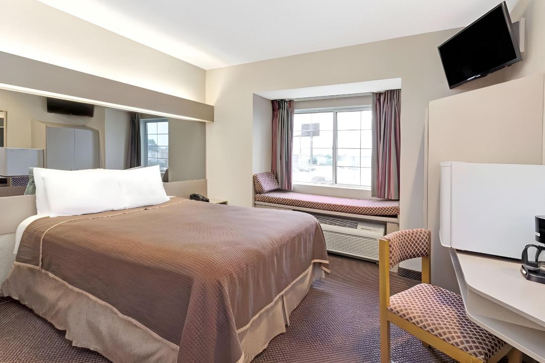 Howard Johnson by Wyndham Elk Grove Village/Chicago O'Hare